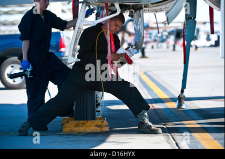 Le sergent de l'US Air Force. Adrian Navarro, 926e Escadron de maintenance des aéronefs, chef d'équipe se lit sur un ordre technique log pendant la mission Phase Emploi exercice 7 décembre 2012, à Nellis Air Force Base, Nevada l'exercice est hébergé au nord de Las Vegas Banque D'Images