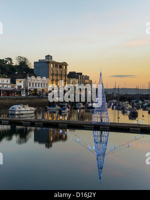 Port de plaisance de Torquay, Devon, Angleterre. Le 8 décembre 2012. Le port de plaisance avec restaurants, cafés et de l'arbre de Noël illuminé. Banque D'Images