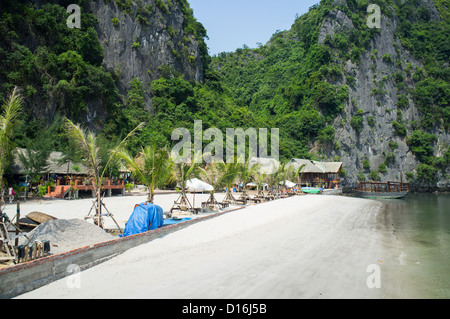 Beach resort sur l'île de Cat Ba dans la baie d'Halong Vietnam Asie du sud-est Banque D'Images