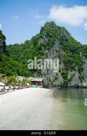 Beach resort sur l'île de Cat Ba dans la baie d'Halong Vietnam Asie du sud-est Banque D'Images