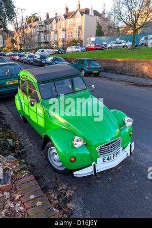 Un classique vert lumineux 2CV Citroen voiture garée à Bristol, Angleterre Banque D'Images