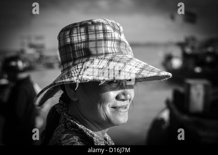Portrait noir et blanc d'une vietnamienne portant un chapeau de soleil à motifs Banque D'Images