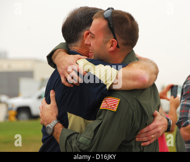 NAVAL AIR STATION JACKSONVILLE (déc. 8, 2012) - Le Lieutenant Jeffrey Buck, gauche, affecté à l'Escadron de patrouille de combat de tigres 8 épouse son père Adm arrière. Sean Buck, commandant du groupe de reconnaissance et de patrouille, après son retour d'un déploiement de six mois. Le Flor Banque D'Images