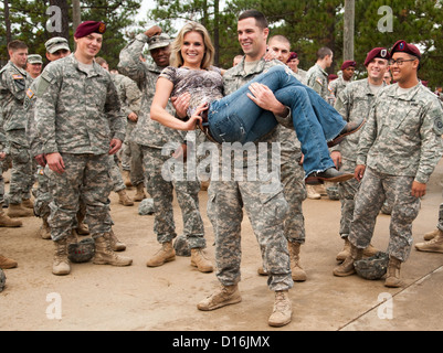 L'artiste de Nashville Kristy Lee Cook est balayé au large de ses pieds par Slt Jake Freeman, originaire de Suwanee, Ga, à Sicile Dr Banque D'Images