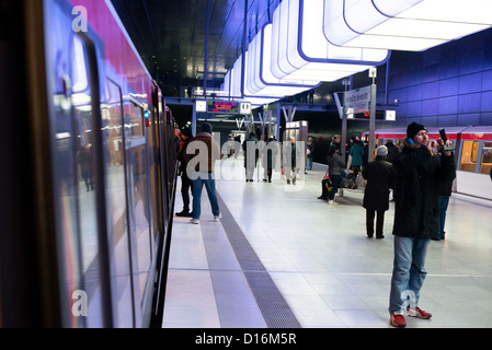 Les passagers sont d'abord à l'aide de la nouvelle station de métro "Hafencity University" à Hambourg Hafencity à Hambourg en décembre 2,2012 Banque D'Images