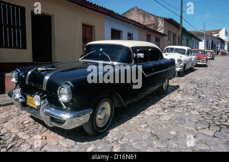 1955 Pontiac Star Chief Berline 4 portes dans une rue de Trinidad, Cuba Banque D'Images