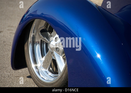 Close up of classique bleu voiture avec volant montrant Banque D'Images