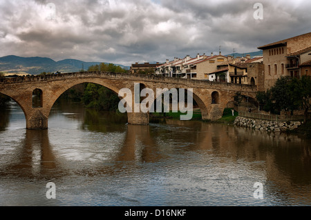 Pont médiéval sur la rivière Arga, à Puente la Reina, village de Navarre, Espagne, Europe Banque D'Images