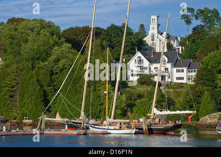 Voiliers amarrés dans Rockport harbor Maine Banque D'Images