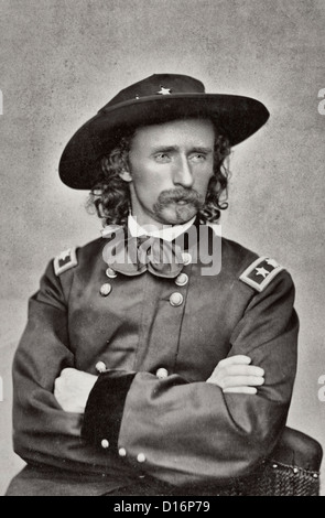 Le Major-général George Armstrong Custer du 2e régiment de cavalerie de l'armée régulière, 5e régiment de cavalerie de l'armée régulière, Aide de camp d'infanterie, Régiment de volontaires américains et de l'état-major général des volontaires américains Infantry Regiment, en uniforme, 1865 Banque D'Images