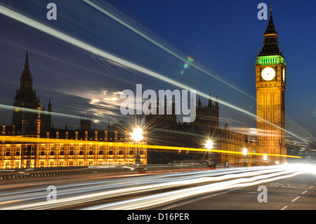 Le parlement avec légèreté du trafic passant sur Westminster Bridge at night Banque D'Images