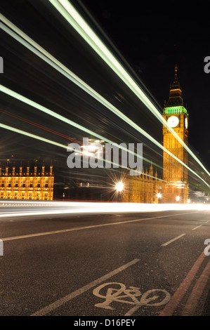 Le parlement avec légèreté du trafic passant sur Westminster Bridge at night Banque D'Images