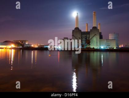 Une longue exposition de Battersea Power Station par la lune la nuit Banque D'Images