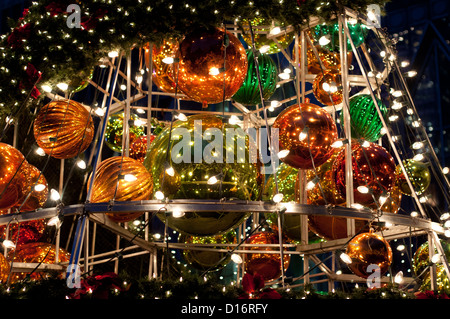 Arbre de Noël décoré de shining et de boules colorées Banque D'Images