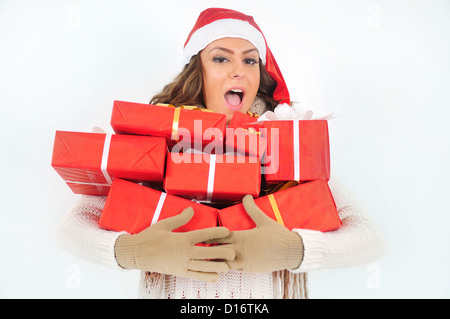 Jeune fille en costume de noël avec beaucoup de cadeaux Banque D'Images