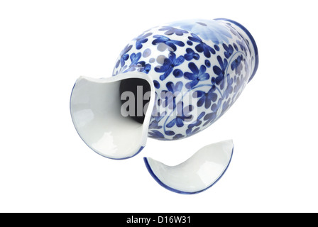 Vase en porcelaine Chinoise brisé gisant sur fond blanc Banque D'Images