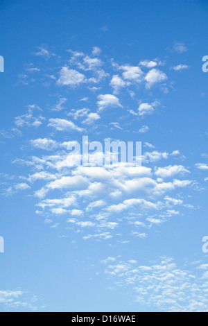 Ciel bleu et nuages blancs Banque D'Images