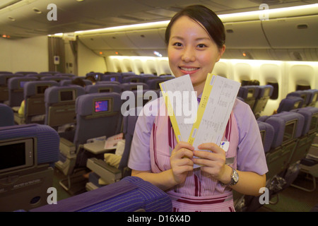 Tokyo Japon, aéroport international de Narita, NRT, porte, ANA, Al Nippon Airways, cabine passager, vol à bord, cabine passager, vol à destination de Shanghai, femme asiatique Banque D'Images