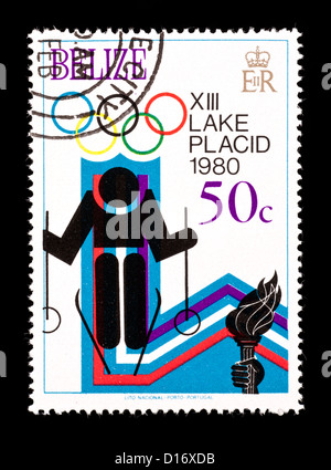 Timbre-poste du Belize représentant un skieur alpin et symboles olympiques, émis pour le Jeux Olympiques d'hiver de 1980 à Lake Placid. Banque D'Images