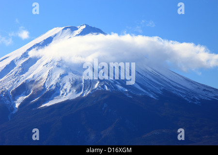 Le Mont Fuji couvertes de neige et nuages Banque D'Images