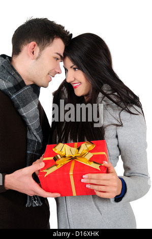 Les jeunes isolés casual couple holding gift Banque D'Images