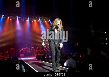 8 décembre 2012 - Phoenix, AZ, États-Unis - 8 décembre 2012 - Phoenix, Arizona, États-Unis - légende Rock Alice Cooper a tenu son 12e congrès annuel de pudding de Noël la charité show à Comerica Theatre à Phoenix, Arizona le 8 décembre 2012. Parmi les invités spéciaux l'acteur Johnny Depp, Sebastian Bach (Skid Row), Don Felder (aigles), L. A. Guns, guitariste Orianthi Panagaris (Michael Jackson), l'acteur John O'Hurley, magicien et Murray SawChuck. .Sur la photo : Sebastian Bach. (Crédit Image : © Daniel Knighton/ZUMAPRESS.com) Banque D'Images