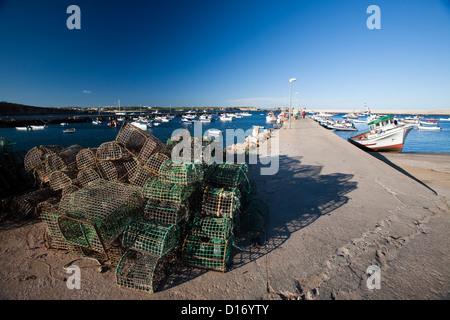 Sagres, Portugal, vide les casiers à homards dans le port Banque D'Images