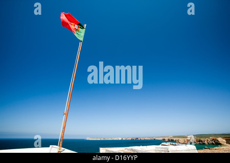 Sagres, Portugal, drapeau portugais sur la Fortaleza de Sagres Banque D'Images