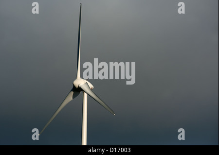 Éolienne avec les arbres d'automne Banque D'Images