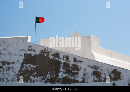 Sagres, Portugal, drapeau portugais sur la Fortaleza de Sagres Banque D'Images