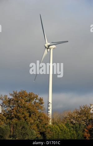 Éolienne avec les arbres d'automne Banque D'Images