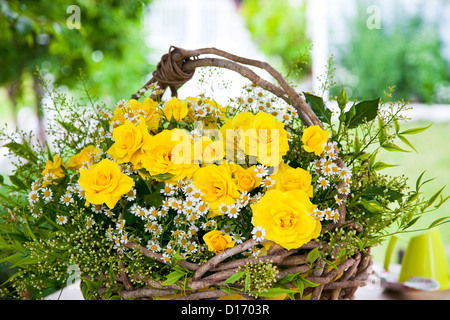 Panier de roses jaunes et de fleurs de camomille Banque D'Images