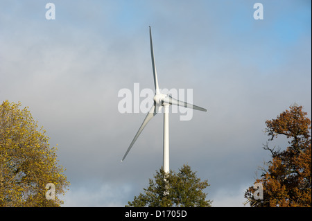 Éolienne avec les arbres d'automne Banque D'Images