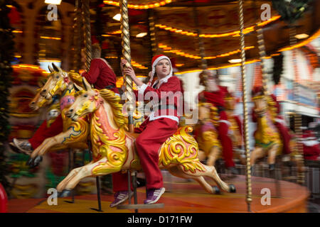 2 400 personnes s'engagent a 5km course habillée en père, dans une course annuelle connue sous le nom de Santa Dash, à Glasgow, Ecosse, dimanche 9 décembre 2012. Banque D'Images