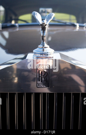 Le radiateur avant et d'un insigne d'une Rolls Royce Voiture de luxe. Banque D'Images