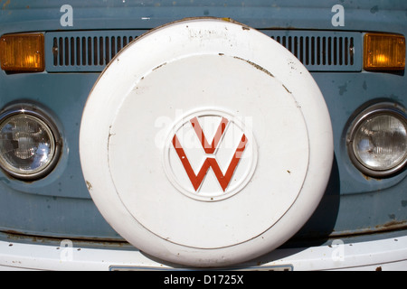 Le pneu de secours sur le devant d'un campervan VW classic. Banque D'Images