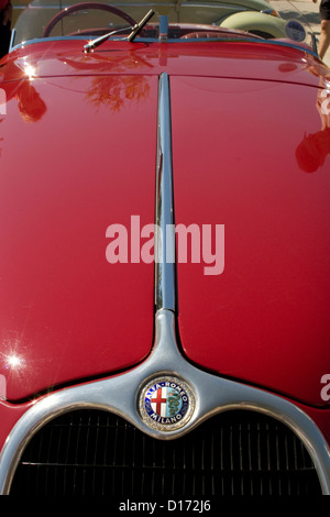 La calandre avant et d'un insigne d'une Alfa Romeo rouge classique de voiture. Banque D'Images