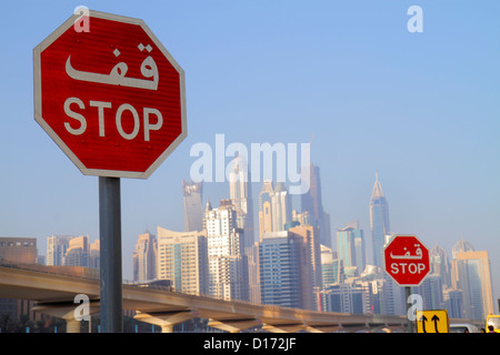 Dubai eau,Emirats Arabes Unis,Jumeirah Lake Towers,bâtiment,gratte-ciel gratte-ciel bâtiment bâtiments Dubai Marina vue,panneau stop,English,A Banque D'Images