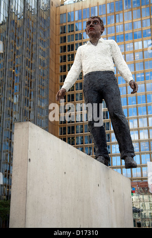 Balancing Act sculpture sur le parvis de l'immeuble d'Axel Springer Berlin Allemagne Banque D'Images