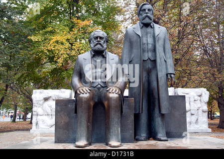 Les statues de Karl Marx (assis) et Friedrich Engels (debout) Mitte Berlin Allemagne Banque D'Images