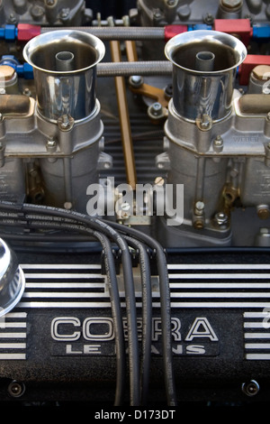 Une vue de dessus d'un moteur V8 dans une AC Cobra Le Mans voiture de course. Banque D'Images