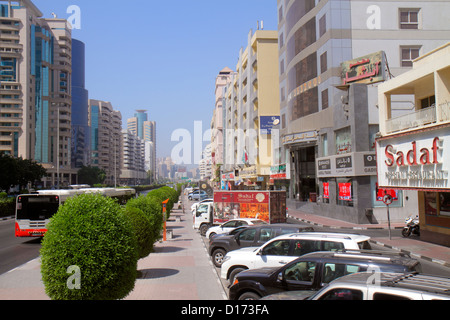 Dubai eau,Emirats Arabes Unis,Deira,Al Rigga,Al Maktoum Road,Street Scene,affaires,quartier,bâtiments,ville horizon,anglais,arabe,langue,bilingua Banque D'Images