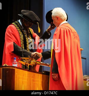 JOHANNESBURG, AFRIQUE DU SUD - 10 Décembre : La Lauréate du Prix Nobel, JM Coetzee reçoit un doctorat honorifique de l'Université Wits le 10 décembre 2012 à Johannesburg, Afrique du Sud. Coetzee a reçu un diplôme en littérature. (Photo par Gallo Images / Foto24 / Mary-Ann Palmer) Banque D'Images