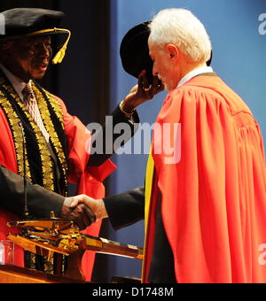 JOHANNESBURG, AFRIQUE DU SUD - 10 Décembre : La Lauréate du Prix Nobel, JM Coetzee reçoit un doctorat honorifique de l'Université Wits le 10 décembre 2012 à Johannesburg, Afrique du Sud. Coetzee a reçu un diplôme en littérature. (Photo par Gallo Images / Foto24 / Mary-Ann Palmer) Banque D'Images