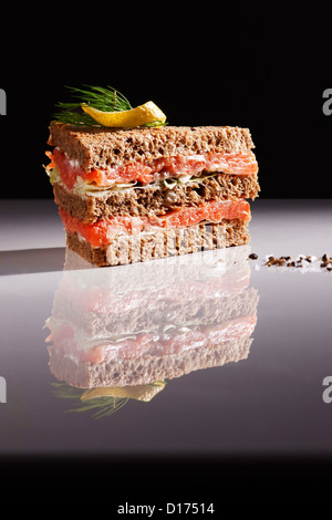 Un thon sandwich au saumon fumé garni d'aneth et citron, est une option saine Banque D'Images