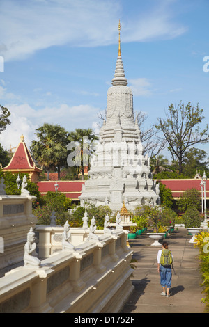 Femme à la Pagode d'argent au Palais Royal, Phnom Penh, Cambodge Banque D'Images