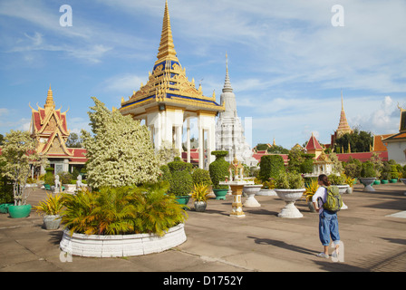 Femme à la Pagode d'argent au Palais Royal, Phnom Penh, Cambodge Banque D'Images