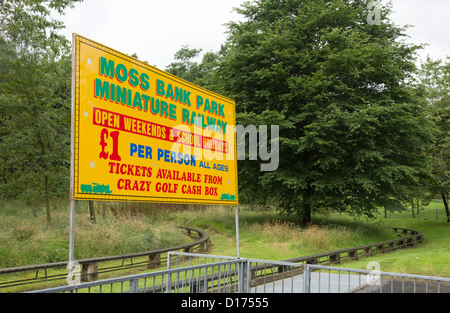 Un panneau à l'entrée de la voie de chemin de fer miniature à Moss Bank Park Bolton. Banque D'Images