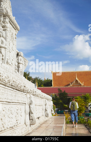 Femme à la Pagode d'argent au Palais Royal, Phnom Penh, Cambodge Banque D'Images