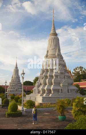 Femme à la Pagode d'argent au Palais Royal, Phnom Penh, Cambodge Banque D'Images